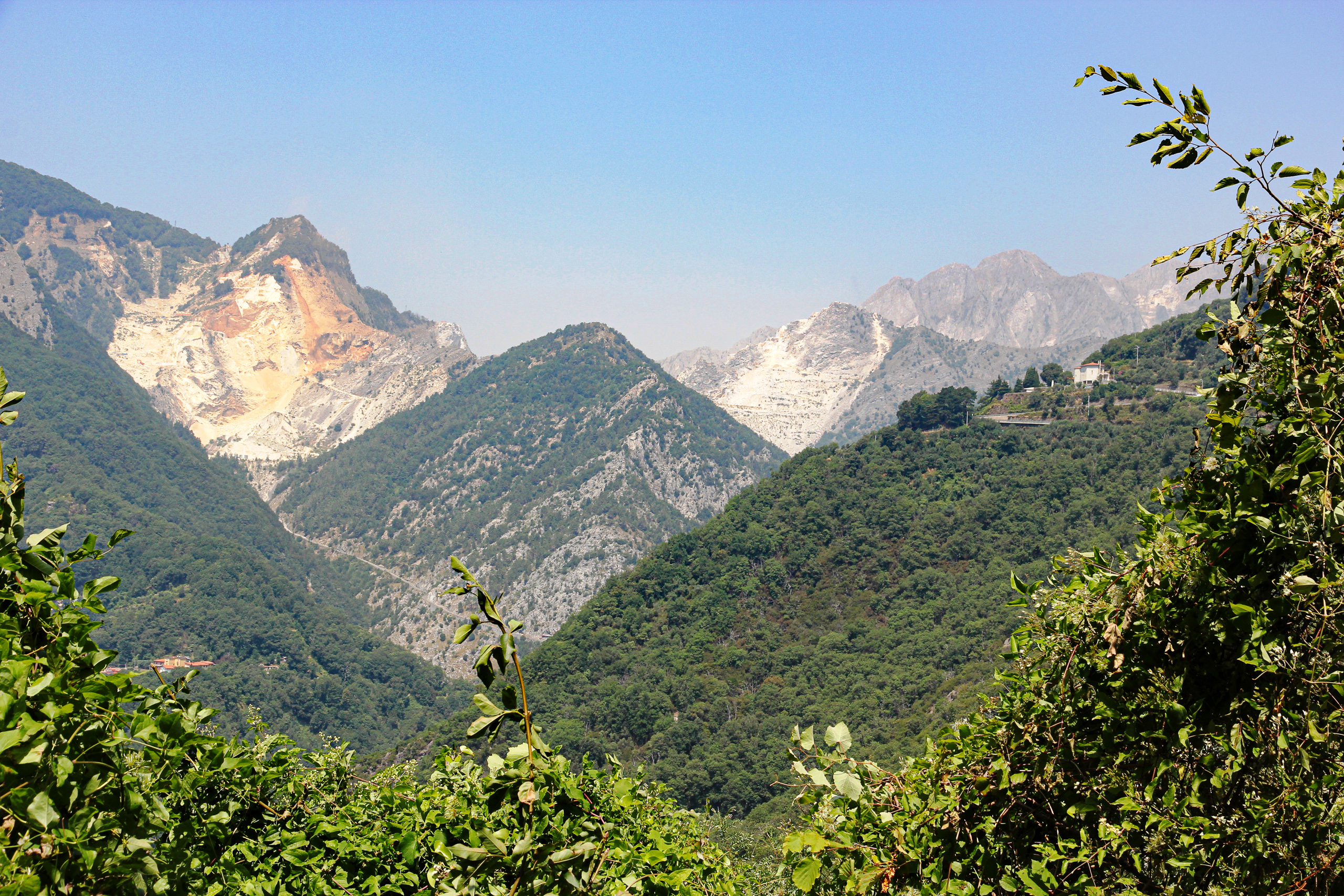 Blick ins Tal hinunter – auf beiden Seiten wird Marmor gebrochen